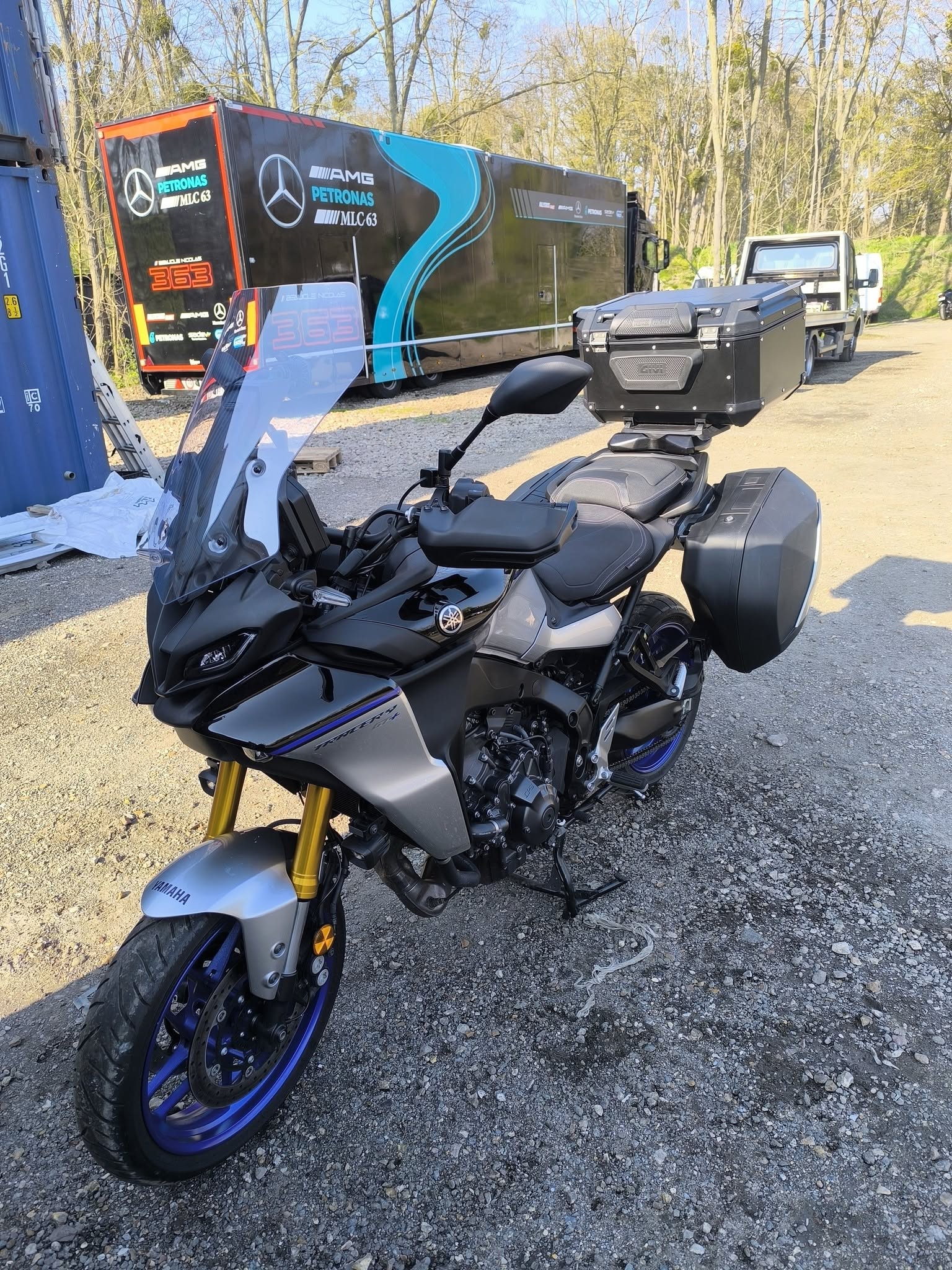 Nettoyage et soin des détails d'une moto Yamaha