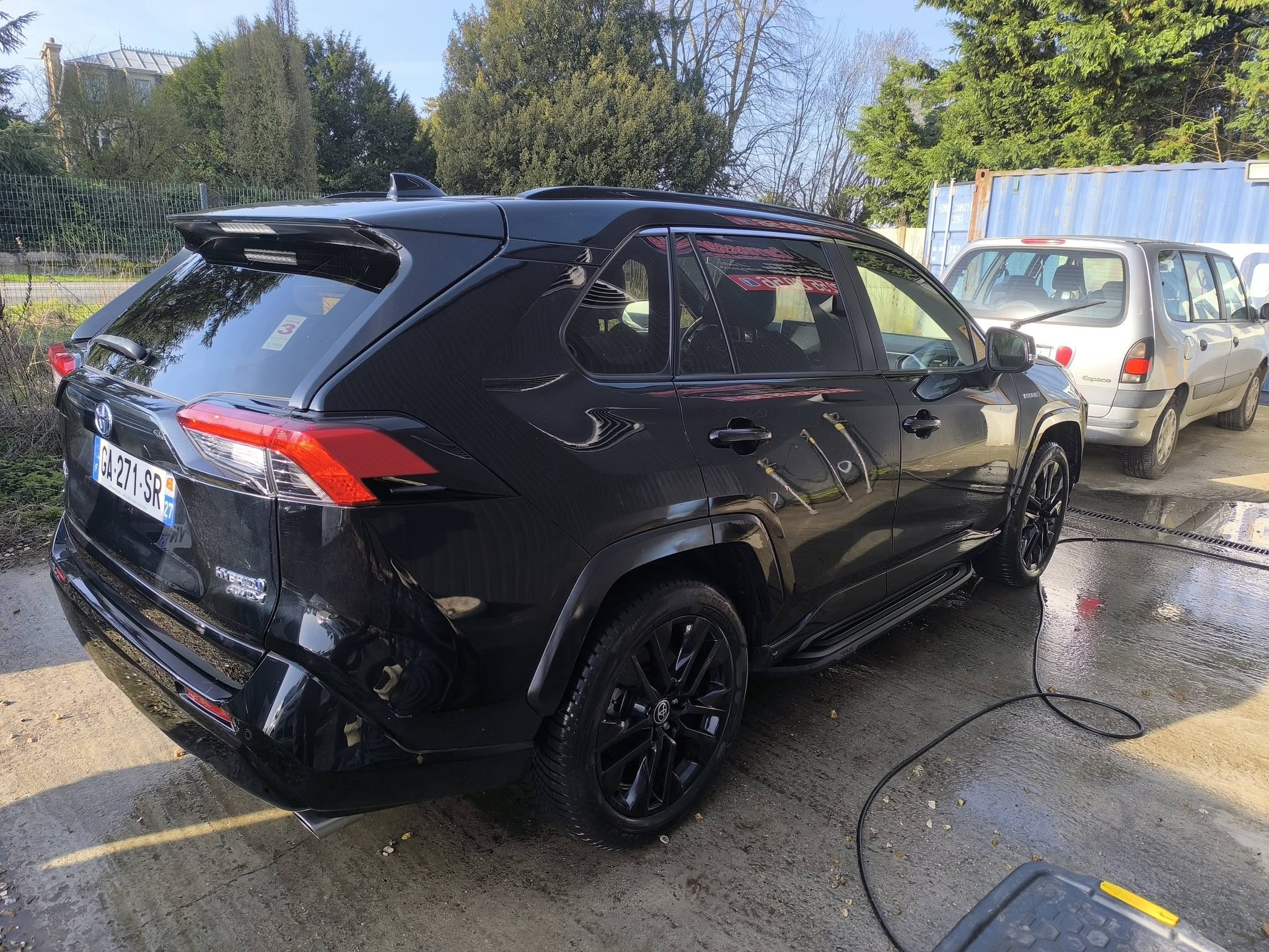 Nettoyage extérieur d'un SUV noir Toyota